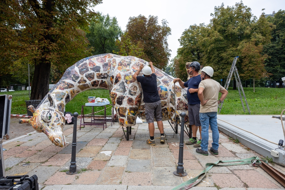 La giraffa di Rothschild alla Triennale: l’opera di Jacopo Allegrucci visibile fino al 6 ottobre 2025