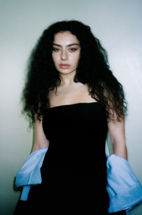 Charli XCX e Caroline Polacheck, ''Everything is Romantic'' nel trailer di Cime tempestose