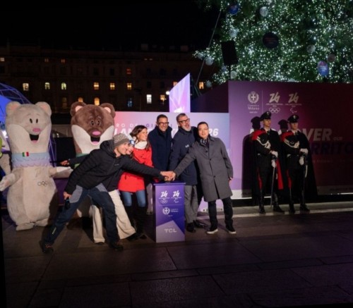 Albero olimpico acceso in piazza Duomo: Milano inaugura il Natale 2025 con i simboli di Milano Cortina 2026